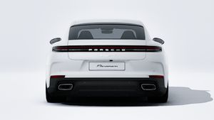 Vue extérieure de Panamera 4 montrant l'arrière de la voiture