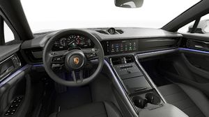 Vue de l'intérieur montrant le volant et le tableau de bord d'un véhicule de transport de marchandises. Panamera 4 E-Hybrid