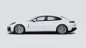 Vue extérieure de Panamera 4 E-Hybrid montrant le côté gauche de la voiture