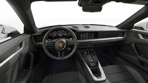 Vedere din interior care prezintă volanul și panoul de bord al 911 Carrera