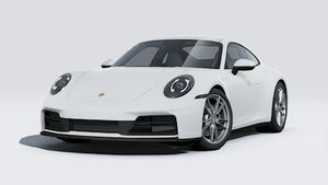 Vedere exterioară a 911 Carrera care prezintă partea din față și partea stângă a mașinii