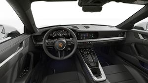 Vedere din interior care prezintă volanul și panoul de bord al 911 Carrera S