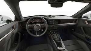 Vedere din interior care prezintă volanul și panoul de bord al 911 Turbo S