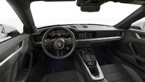 Vedere din interior care prezintă volanul și panoul de bord al 911 Carrera 4S