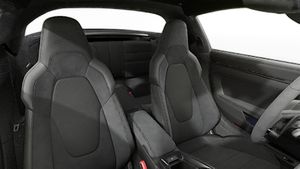 Vedere din interior care prezintă scaunele din față ale 911 Targa 4 GTS