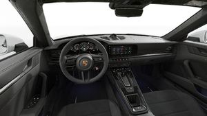 Vedere din interior care prezintă volanul și panoul de bord al 911 Targa 4 GTS