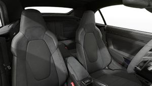 Vedere din interior care prezintă scaunele din față ale 911 Carrera 4 GTS Cabriolet