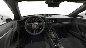 Vedere din interior care prezintă volanul și panoul de bord al 911 Carrera 4 GTS Cabriolet