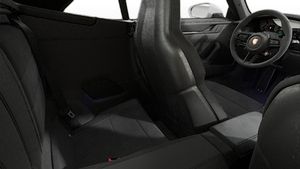Vedere din interior a scaunelor din spate ale 911 Carrera 4 GTS Cabriolet