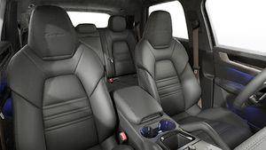 Vedere din interior care prezintă scaunele din față ale Cayenne Turbo E-Hybrid