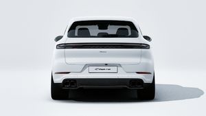 Vedere exterioară a Cayenne Turbo E-Hybrid care arată partea din spate a mașinii