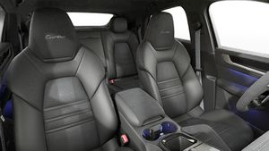 Vedere din interior care prezintă scaunele din față ale Cayenne Turbo E-Hybrid Coupé with GT Package