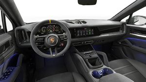 Vedere din interior care prezintă volanul și panoul de bord al Cayenne Turbo E-Hybrid Coupé with GT Package