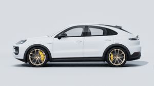Vedere exterioară a Cayenne Turbo E-Hybrid Coupé with GT Package care prezintă partea stângă a mașinii