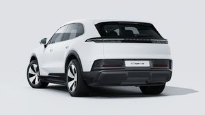 Vedere exterioară a Cayenne Electric care prezintă spatele și partea stângă a mașinii