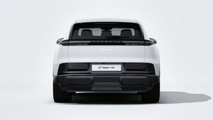 Vedere exterioară a Cayenne Electric care arată partea din spate a mașinii
