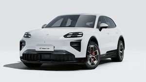 Vedere exterioară a Cayenne Turbo Electric care prezintă partea din față și partea stângă a mașinii