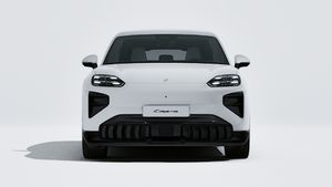 Vedere exterioară a Cayenne Turbo Electric care arată partea din față a mașinii