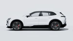 Vedere exterioară a Cayenne Turbo Electric care prezintă partea stângă a mașinii