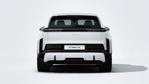 Vedere exterioară a Cayenne Turbo Electric care arată partea din spate a mașinii