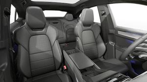 Vedere din interior care prezintă scaunele din față ale Cayenne Coupé Electric