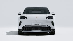 Vedere exterioară a Cayenne S Coupé Electric care arată partea din față a mașinii