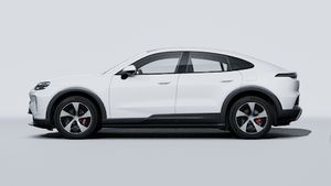 Vedere exterioară a Cayenne S Coupé Electric care prezintă partea stângă a mașinii