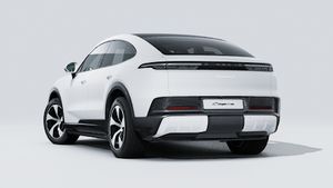 Vedere exterioară a Cayenne S Coupé Electric care prezintă spatele și partea stângă a mașinii