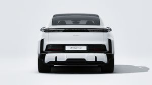 Vedere exterioară a Cayenne Turbo Coupé Electric care arată partea din spate a mașinii