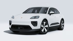 Vedere exterioară a Macan 4 care prezintă partea din față și partea stângă a mașinii