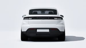 Vedere exterioară a Macan 4 care arată partea din spate a mașinii