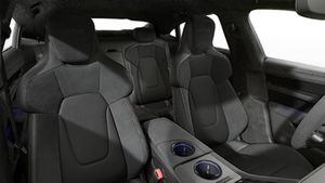 Vedere din interior care prezintă scaunele din față ale Taycan GTS