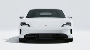 Vedere exterioară a Taycan GTS care arată partea din față a mașinii