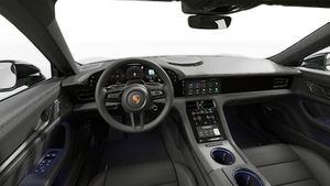Vedere din interior care prezintă volanul și panoul de bord al Taycan Black Edition