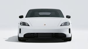 Vedere exterioară a Taycan 4S Black Edition care arată partea din față a mașinii