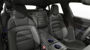 Vedere din interior care prezintă scaunele din față ale Taycan 4S Sport Turismo