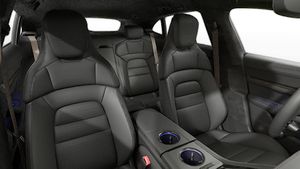 Vedere din interior care prezintă scaunele din față ale Taycan Turbo Sport Turismo