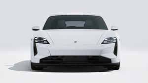 Vedere exterioară a Taycan Turbo Sport Turismo care arată partea din față a mașinii