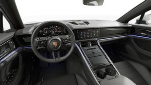 Vedere din interior care prezintă volanul și panoul de bord al Panamera 4