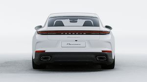 Vedere exterioară a Panamera 4 care arată partea din spate a mașinii