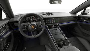 Vedere din interior care prezintă volanul și panoul de bord al Panamera GTS