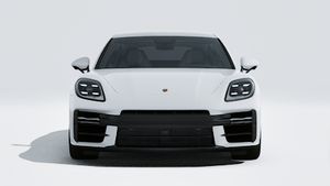 Vedere exterioară a Panamera GTS care arată partea din față a mașinii