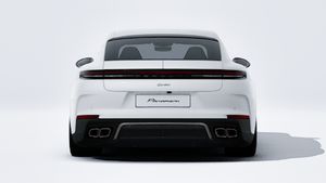 Vedere exterioară a Panamera Turbo E-Hybrid care arată partea din spate a mașinii