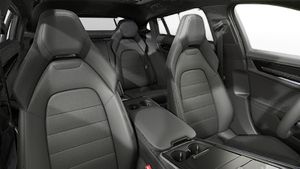 Vedere din interior care prezintă scaunele din față ale Panamera 4 E-Hybrid Executive
