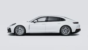 Vedere exterioară a Panamera 4 E-Hybrid Executive care prezintă partea stângă a mașinii