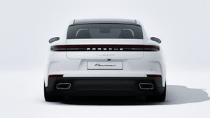 Vedere exterioară a Panamera 4 E-Hybrid Executive care arată partea din spate a mașinii