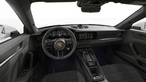 Pogled iz unutrašnjosti koji prikazuje volan i kontrolnu tablu modela 911 Carrera GTS
