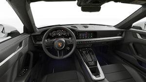 Pogled iz unutrašnjosti koji prikazuje volan i kontrolnu tablu modela 911 Carrera Cabriolet

