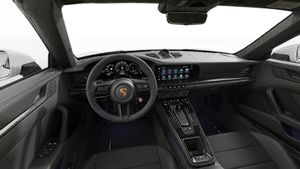 Pogled iz unutrašnjosti koji prikazuje volan i kontrolnu tablu modela 911 Targa 4 GTS

