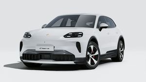 Spoljašnji izgled Cayenne S Electric koji prikazuje prednju i levu stranu automobila
